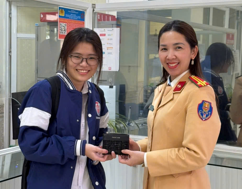 Trạm Cảnh sát giao thông An Hưng: Trao trả tài sản cho người đánh rơi